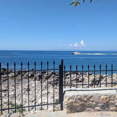 Seafront Villa, Fay 別荘