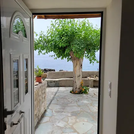 Seafront Villa, Fay بيت للعطل كارداميلي